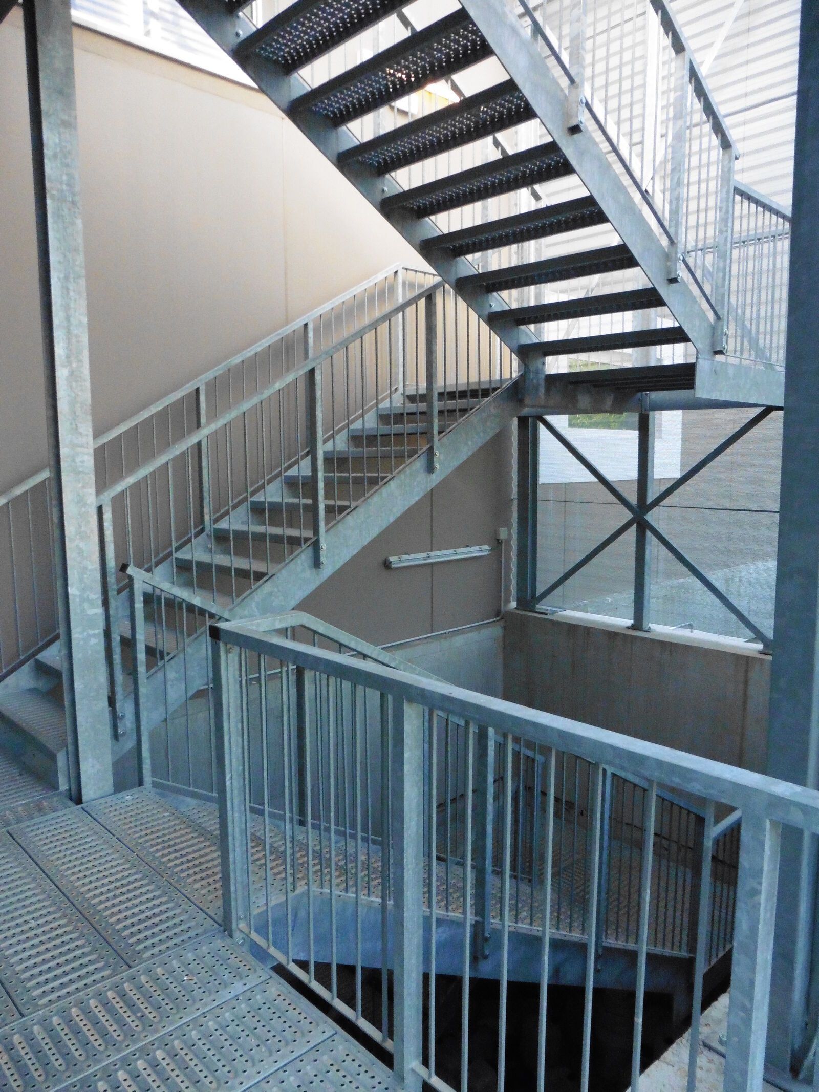 Scale di sicurezza rivestita Effevi per Piscina Comunale di Arzignano (134_08.JPG)