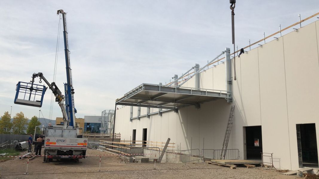 Tettoia in acciaio Effevi per Globo