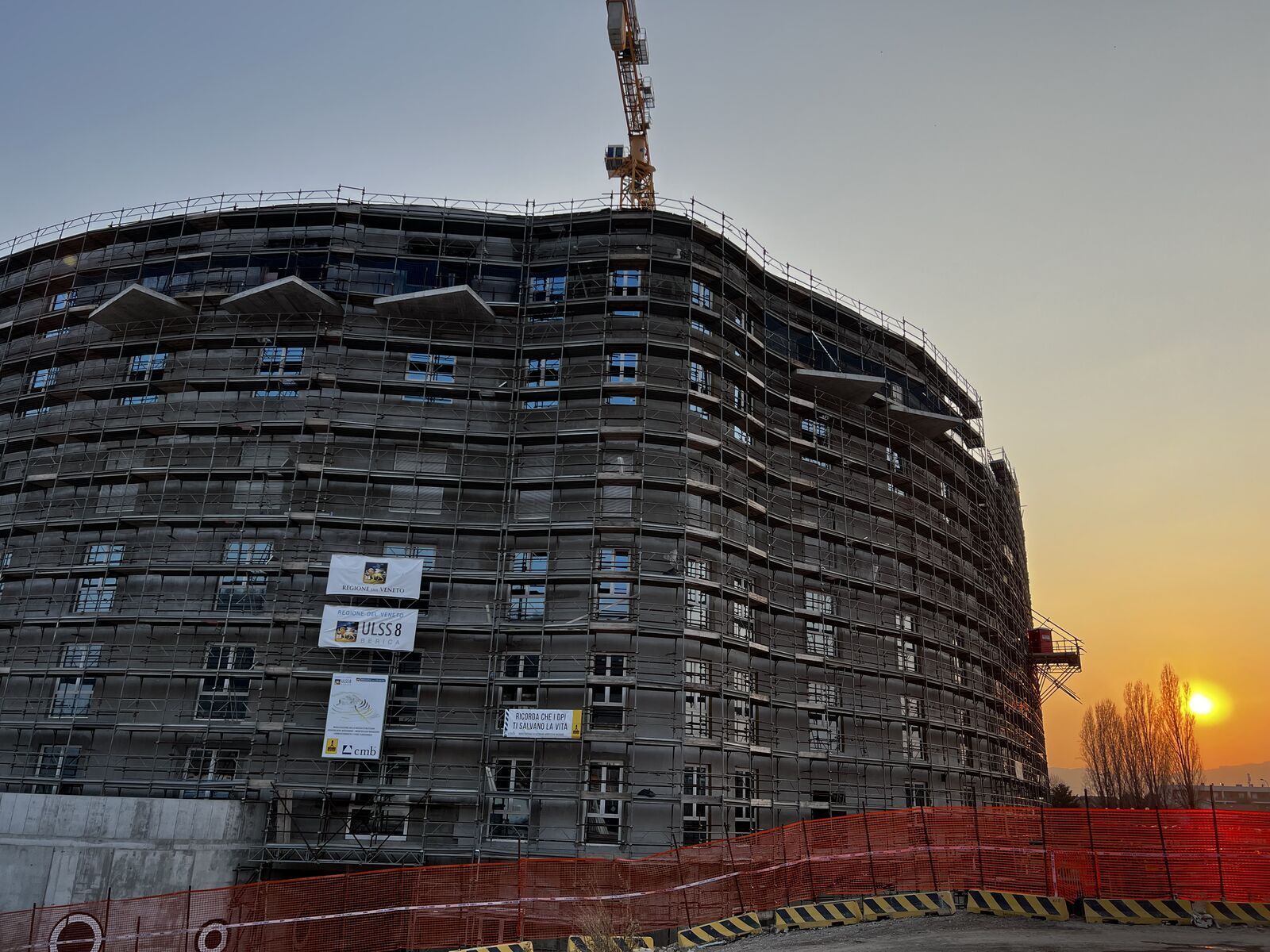 Struttura a disegno, su misura Effevi per Ospedale di Montecchio Maggiore: Bow Windows (195__8.jpg)