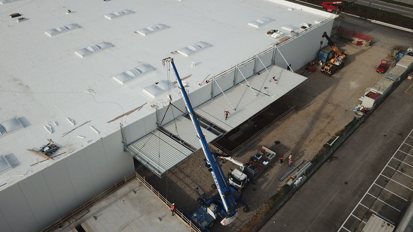 Tettoia in acciaio Effevi per Globo (102__23.JPG)