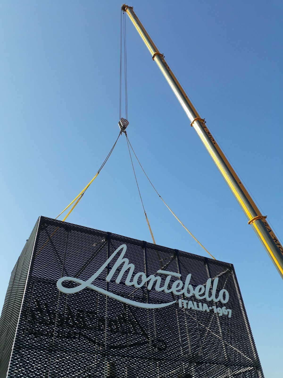 Totem pubblicitario Effevi per Conceria Montebello (88__10.JPG)