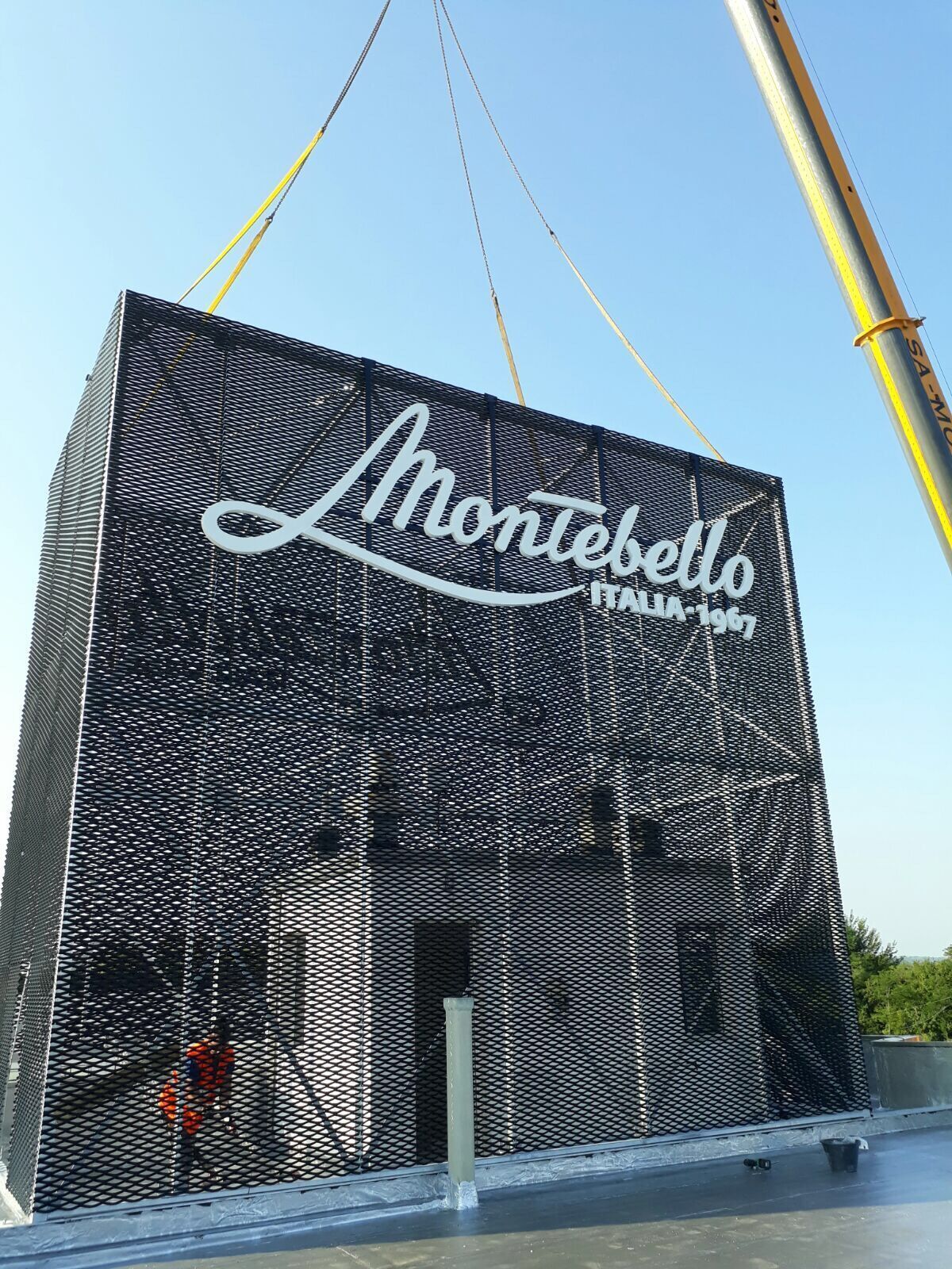 Totem pubblicitario Effevi per Conceria Montebello (88__11.JPG)