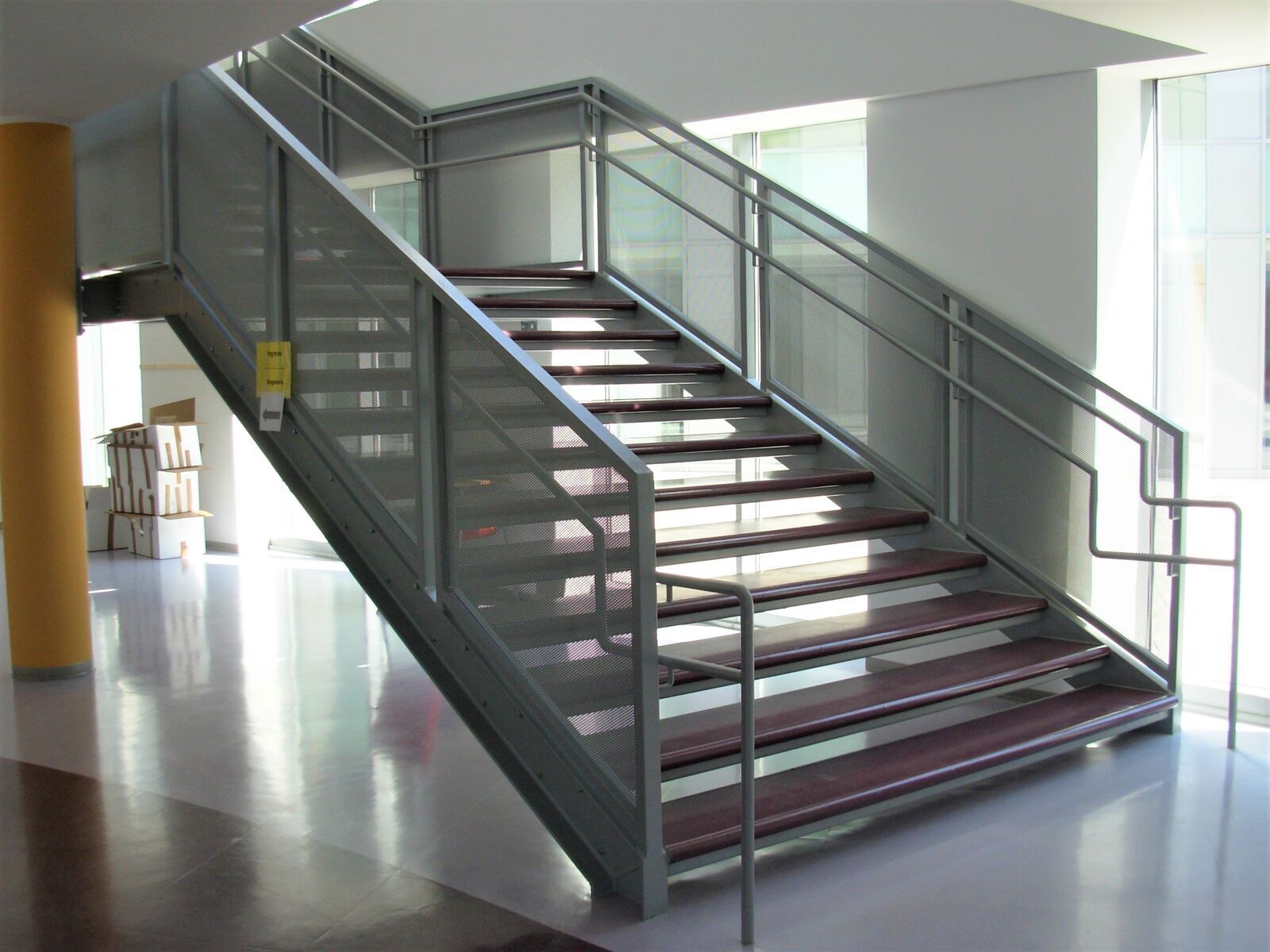 Scala di servizio architettonica Effevi per Scuola Media Giuseppe Ungaretti (116_01.jpg)