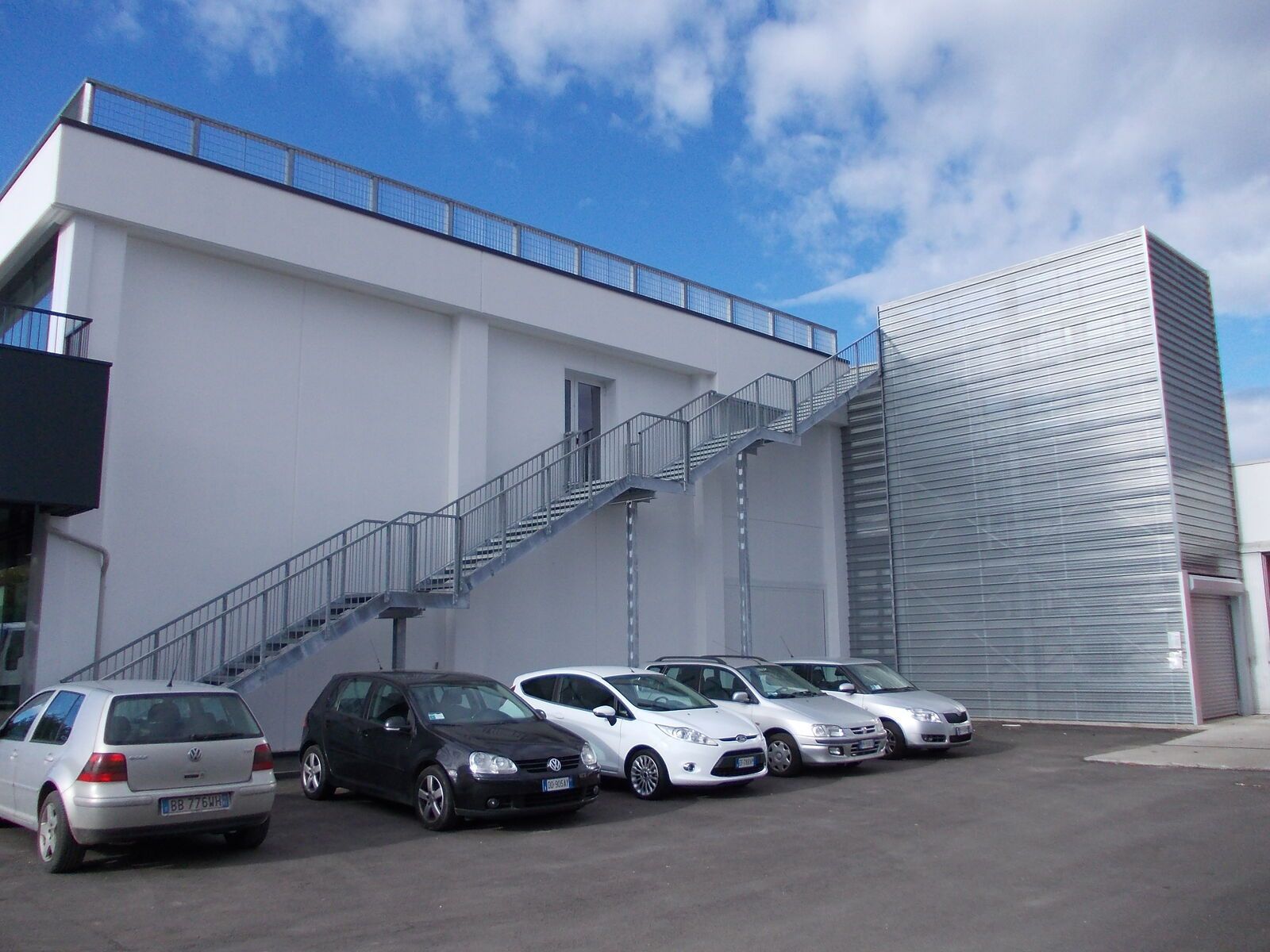 Struttura a disegno, su misura Effevi per Autovega Concessionaria Skoda (175_04.jpg)