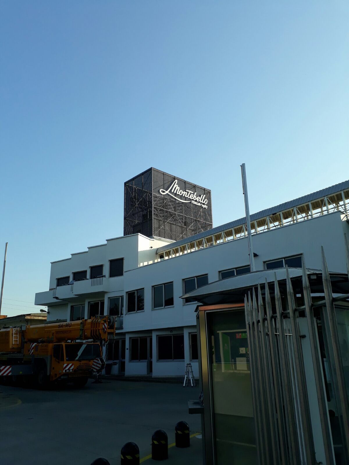 Totem pubblicitario Effevi per Conceria Montebello (88__12.JPG)