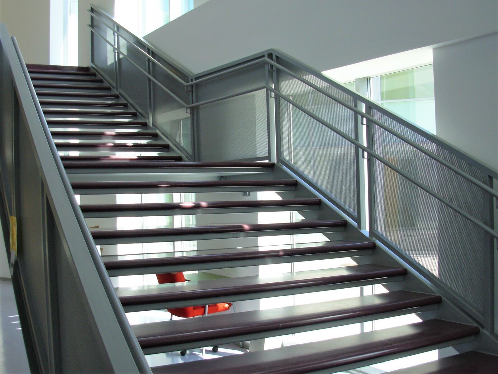 Scala di servizio architettonica Effevi per Scuola Media Giuseppe Ungaretti (116_02.jpg)