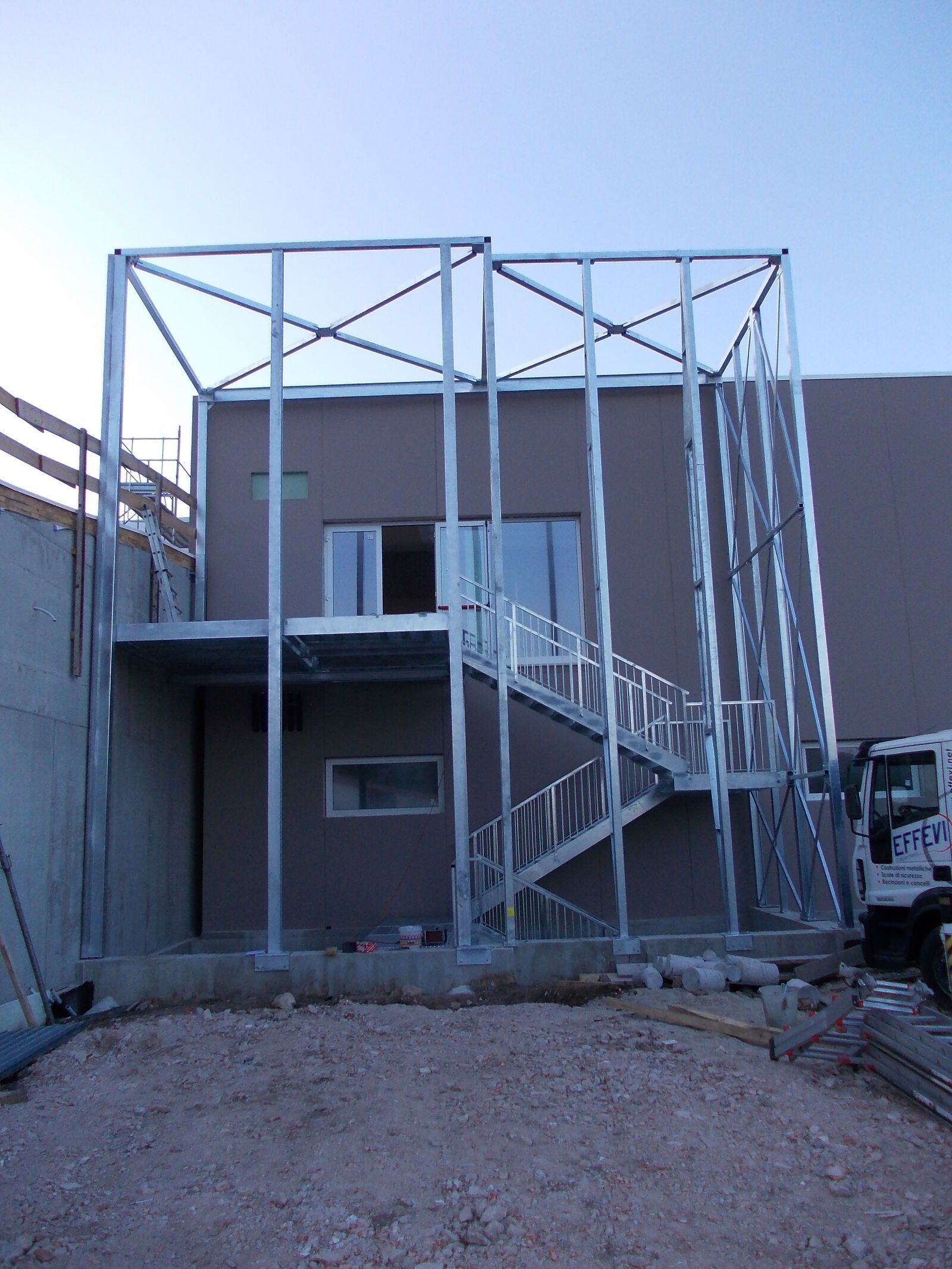 Scale di sicurezza rivestita Effevi per Piscina Comunale di Arzignano (134_03.jpg)