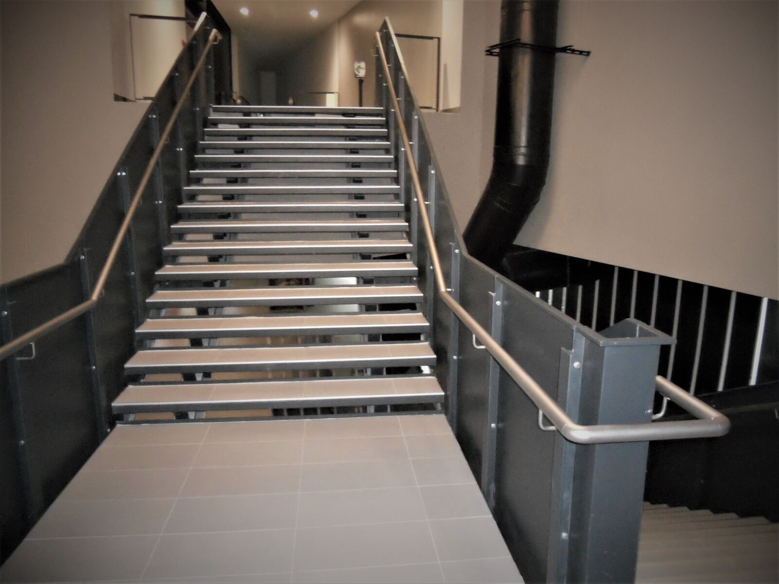 Scala di servizio architettonica Effevi per UCI Cinemas Tiare Shopping (117_11.JPG)