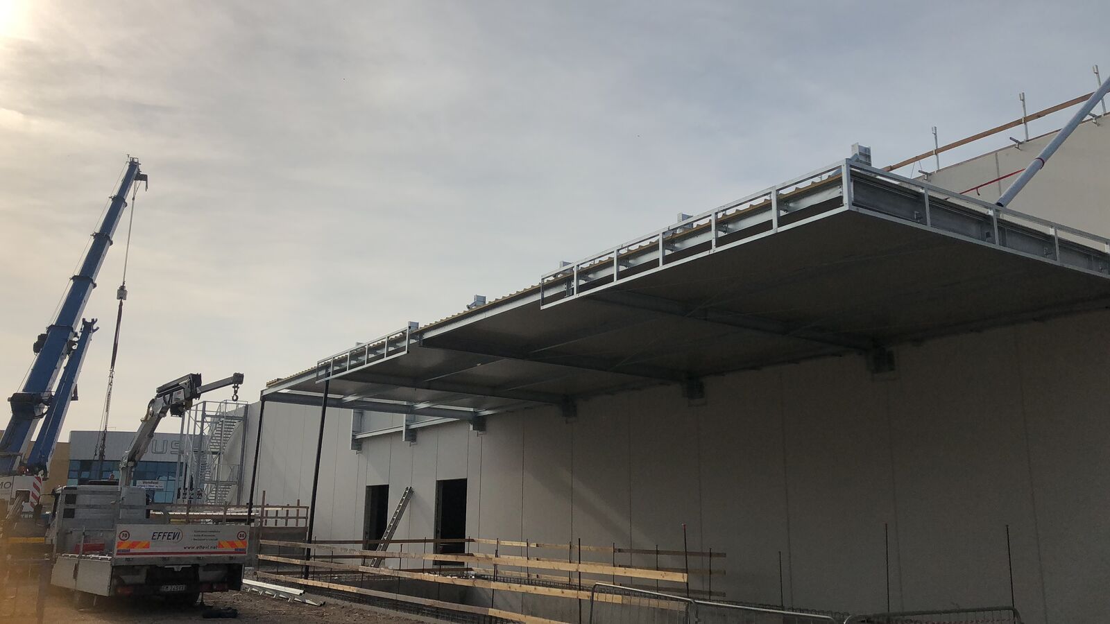 Tettoia in acciaio Effevi per Globo (102__11.JPG)